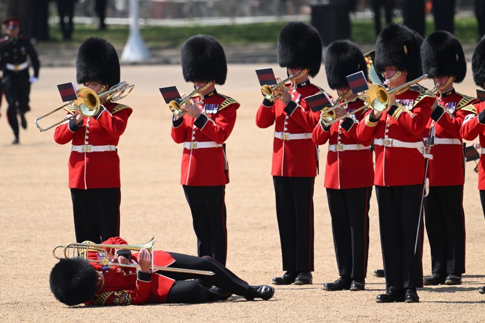Imagem colorida mostra integrantes da Guarda Real passando mal e desmaiando durante evento em Londres por causa do calor - Metrópoles