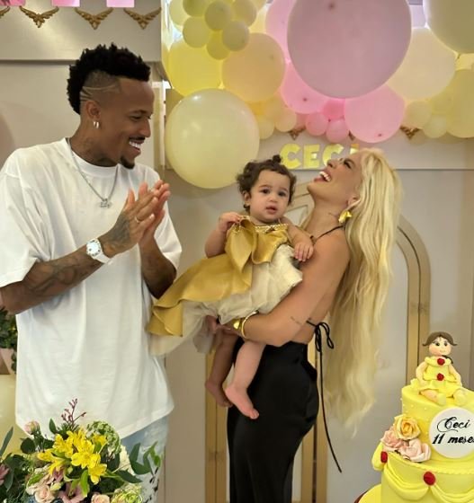 Éder Militão com Karoline Lima e a filha, Cecília, no último mesversário da bebê