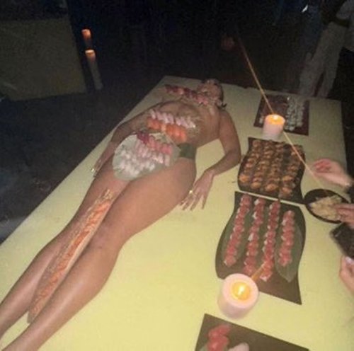 Print de um vídeo que mostrar uma mulher servindo como bandeja no aniversário de Kanye West - Metrópoles