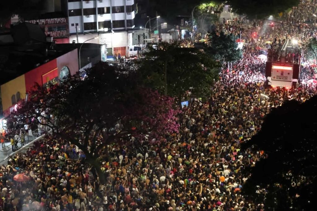 Pabllo e Daniela Mercury levam à loucura público da Parada LGBT+ de SP
