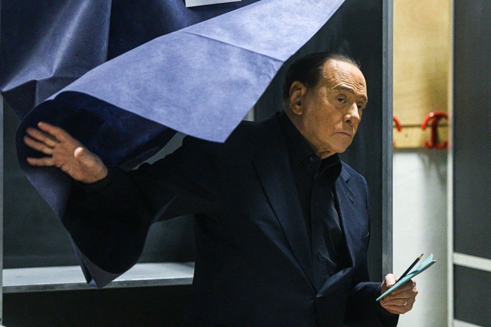 Imagem colorida mostra ex-primeiro-ministro da Itália Silvio Berlusconi