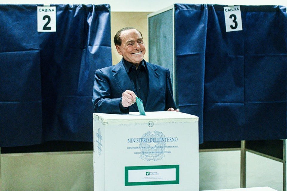 Imagem colorida mostra ex-primeiro-ministro da Itália Silvio Berlusconi