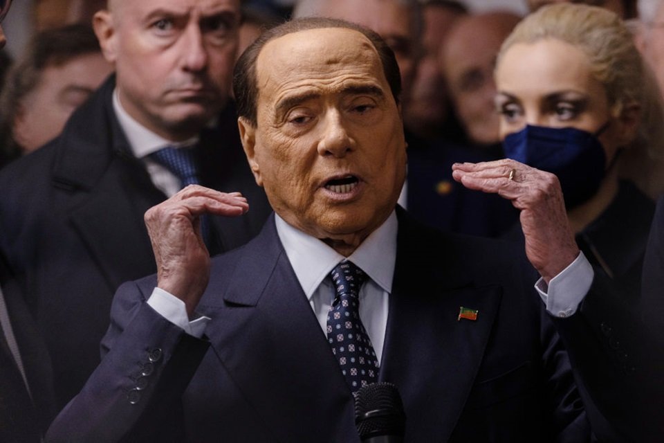 Imagem colorida mostra ex-primeiro-ministro da Itália Silvio Berlusconi