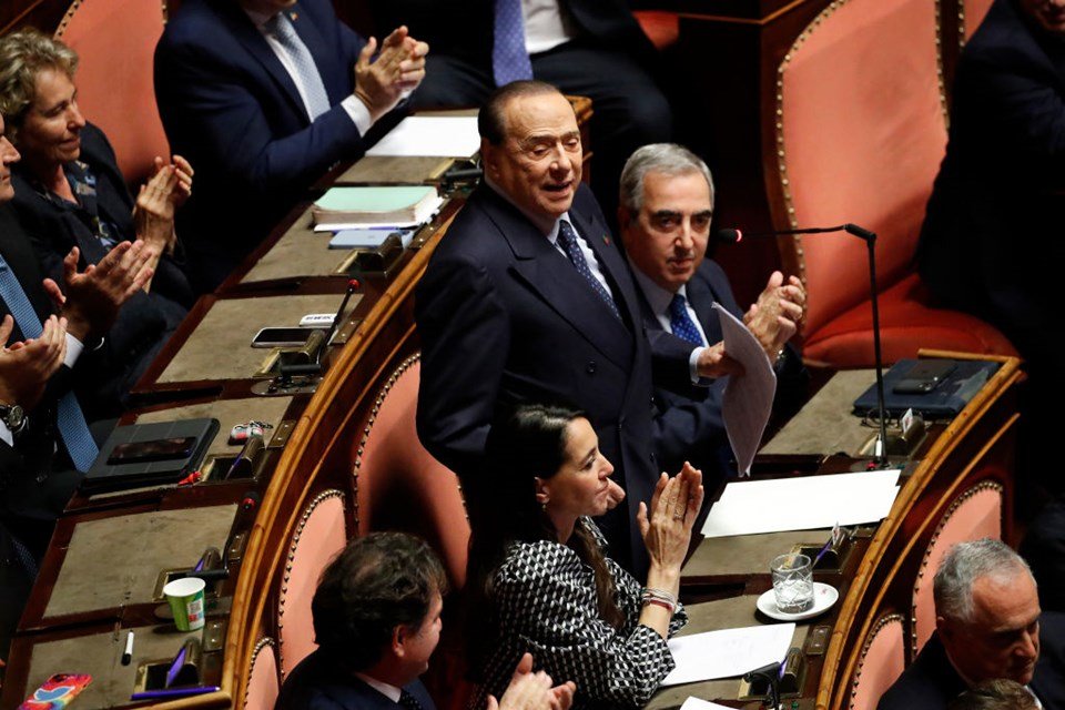 Imagem colorida mostra ex-primeiro-ministro da Itália Silvio Berlusconi