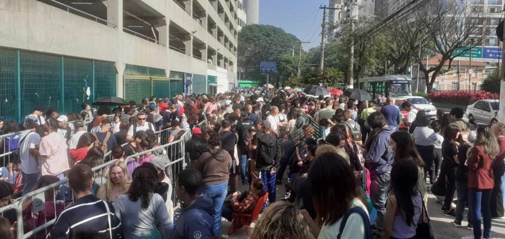 Taylor Swift: madrugada tem tumulto entre fãs e cambistas em São Paulo
