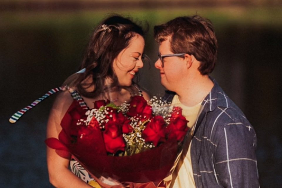 Casal com síndrome de Down celebra Dia dos Namorados e emociona web