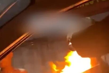 Foto colorida do momento em que um homem ateou fogo no cabelo de uma garota de programa no Rio de Janeiro- Metrópoles
