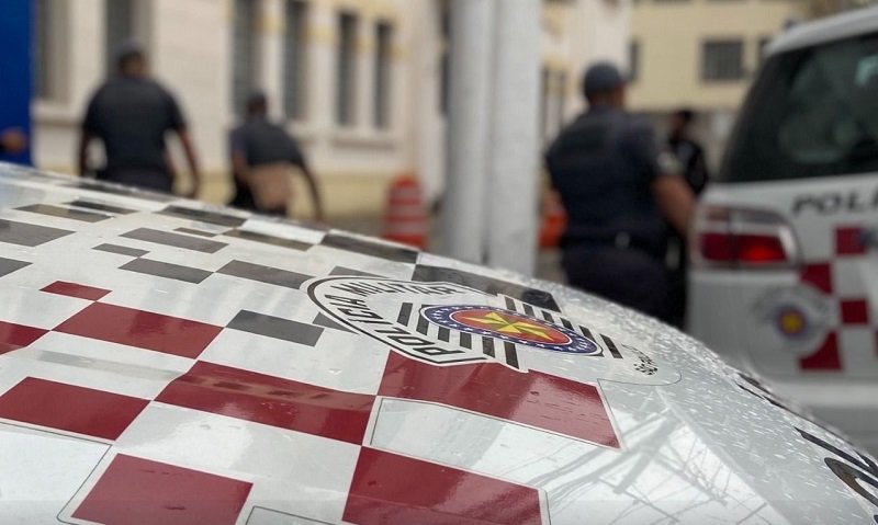 Foto colorida de capô da Viatura da polícia militar de são paulo - metrópoles