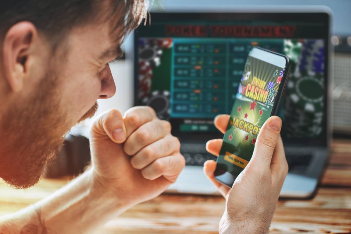 Um homem jogando jogos online em um smartphone desenho de uma linha de jogos  online