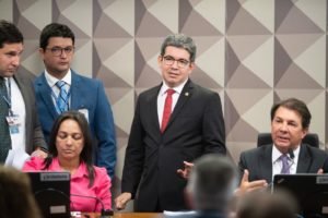 senadora Eliziane Gama (PSD-MA), senador Randolfe Rodrigues e o deputado federal Arthur Maia (União-BA) durante CPMI atos 8 de janeiro - Metrópoles