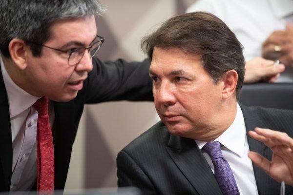 deputado federal Arthur Maia (União-BA conversa com Randolfe Rodrigues CPMI atos 8 de janeiro - Metrópoles