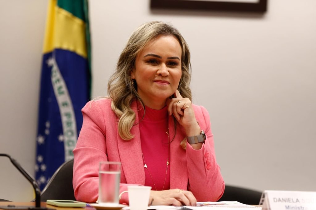 Imagem mostra a ex-ministra do Turismo Daniela do Waginho na Comissão temática na Câmara - Metrópoles