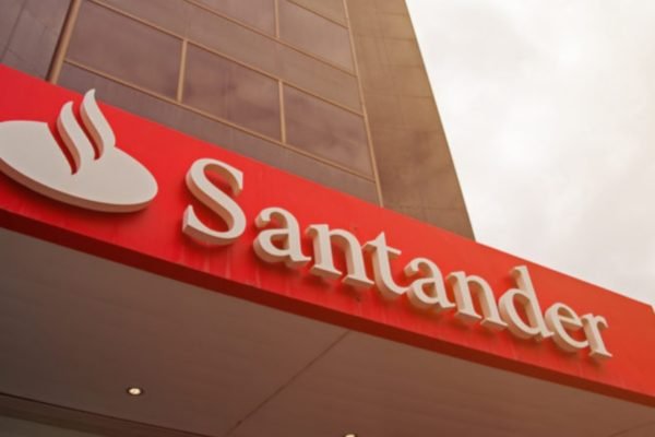 Imagem colorida da fachada de agência do banco Santander - Metrópoles