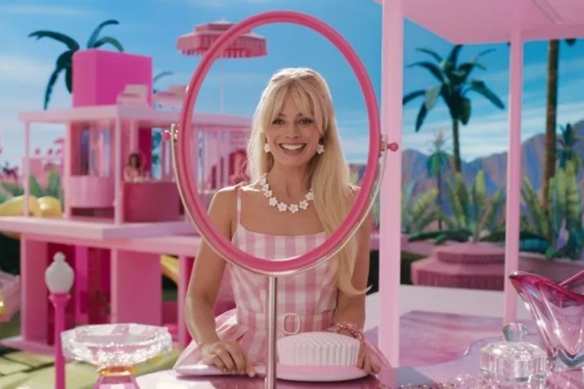 Mulher loira vestida de Barbie em gravação de filme - Metrópoles