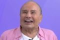 Stenio Garcia, 91 anos, levantou polêmica na internet nesta terça-feira (14/6) ao revelar os resultados de uma harmonização facial que ele fez durante o programa Fofocalizando, do SBT. O resultado chamou a atenção da internet tanto pela idade avançada do ator como pelo aparente exagero do procedimento. Para especialistas, ambos fatores podem representar risco aos pocientes que se submetem à técnica.