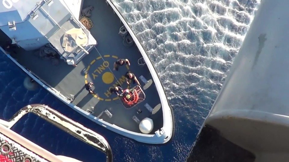 Imagem colorida mostra cenas após naufrágio com barco de refugiados na Grécia - Metrópoles