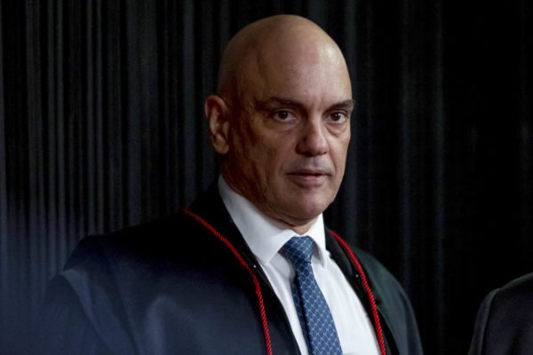 imagem colorida mostra ministro alexandre de moraes, um homem branco e careca, usando terno preto com gravata azul e camisa branca -Metrópoles