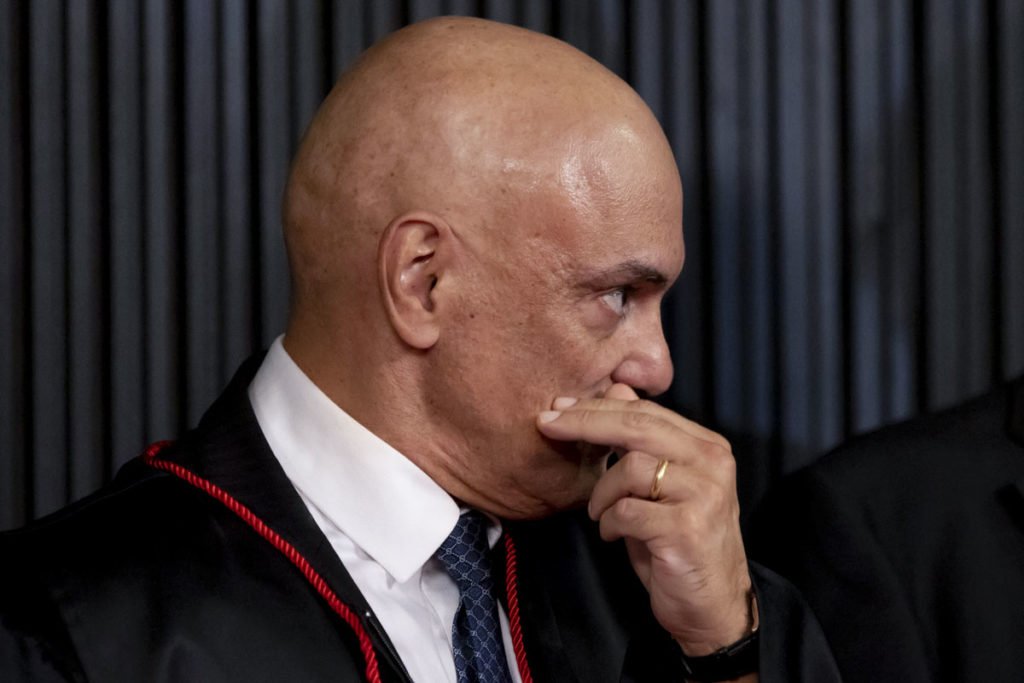 GDias imagem colorida de Alexandre de Moraes, presidente do TSE, com as mãos no rosto - Metrópoles