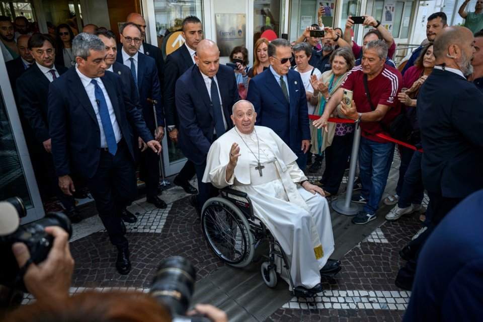 Papa Francisco recebe alta de hospital: Ainda estou vivo