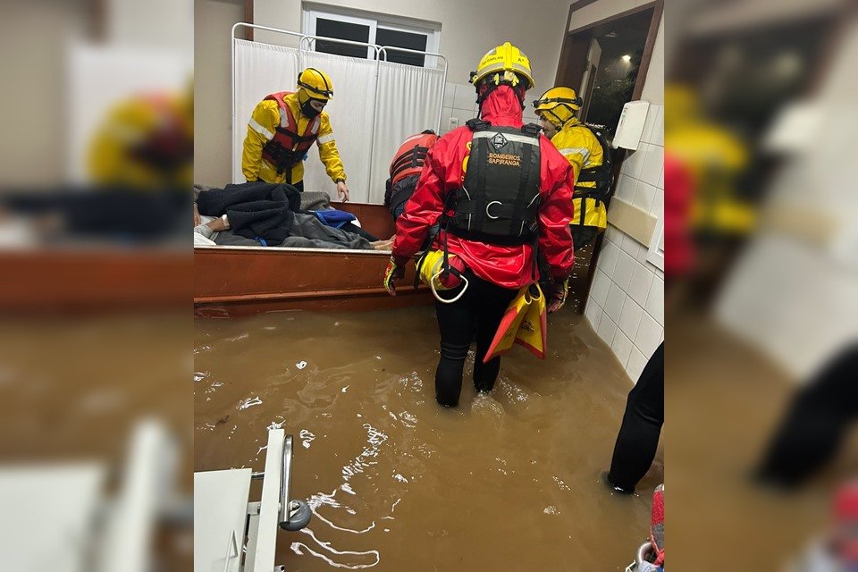 Imagem colorida mostra salvamento feito por bombeiros após Ciclone atinge cidades no Rio Grande do Sul - Metrópoles