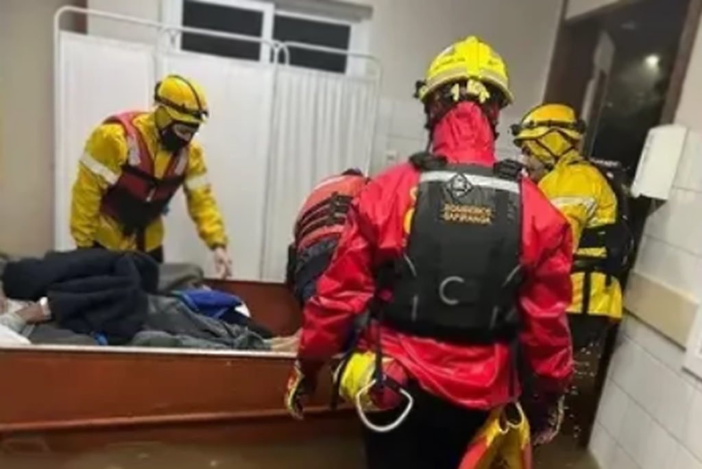 Eduardo Leite Ivete calamidade Imagem colorida mostra salvamento feito por bombeiros após Ciclone atinge cidades no Rio Grande do Sul - Metrópoles