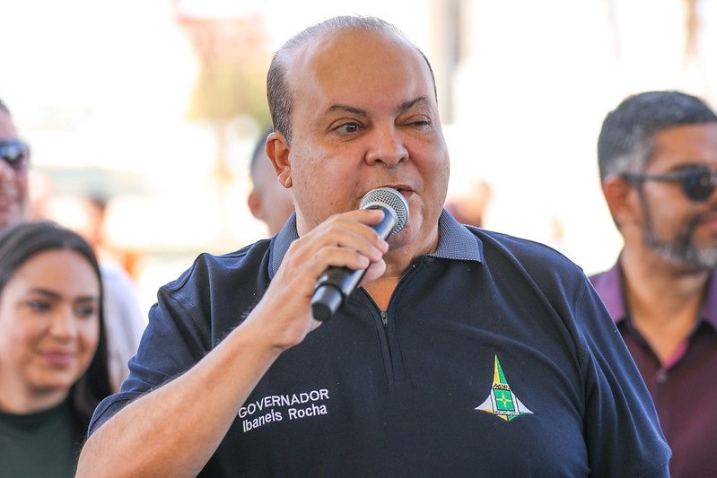 Governador Ibaneis Rocha, homem pardo e careca, de camiseta azul, gola polo, com logo do Distrito Federal