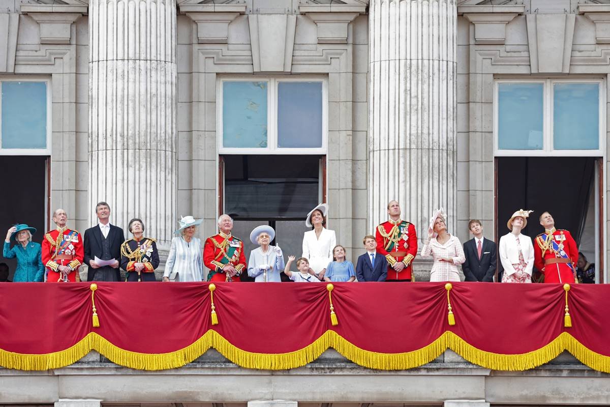 Rei Charles participa da primeira parada do seu aniversário oficial
