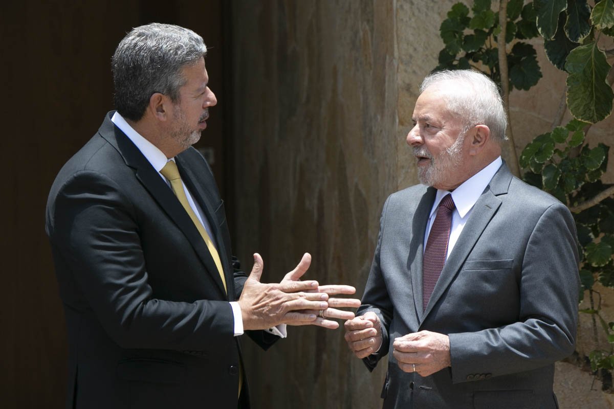 Presidente da Câmara, Arthur Lira, conversa com presidente Lula na residência oficial do deputado - Metrópoles
