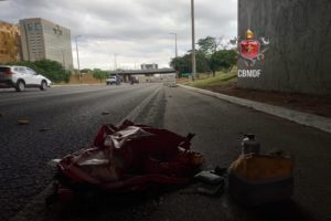 Motorista de Mercedes atropela e mata ciclista de 53 anos no Eixão Norte