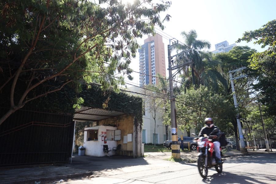 Estacionamento clandestino de caminhões segue funcionando em terreno da  Prefeitura de São Paulo, São Paulo