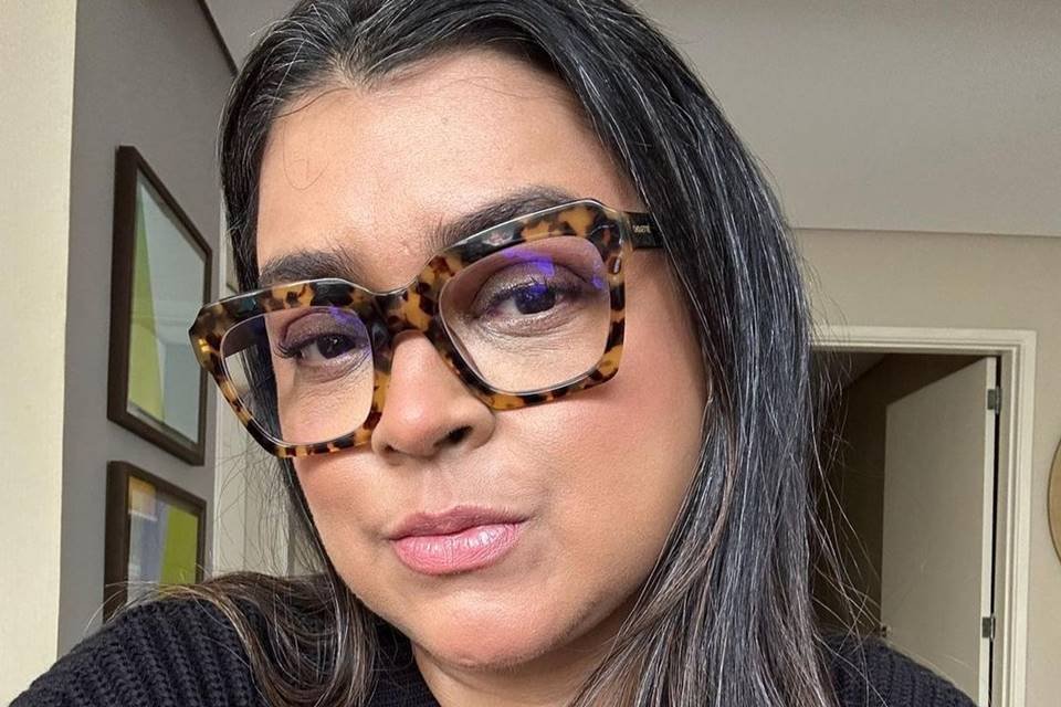 Foto colorida de Preta Gil usando óculos - Metrópoles