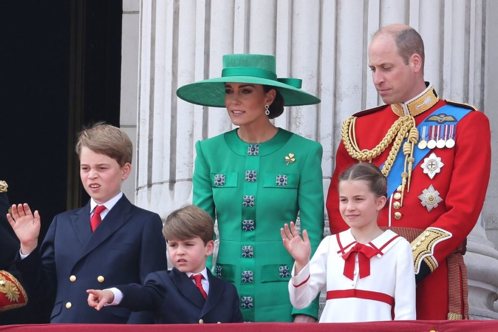 Charlotte e Louis dão trombada e menina não faz alarde ao se machucar
