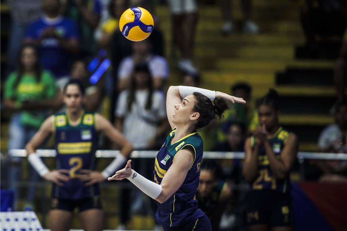 Brasil perde para EUA na final e fica com a prata no vôlei feminino