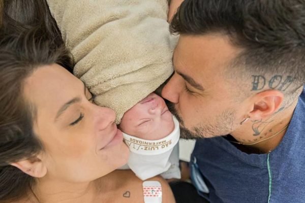 Lipe Ribeiro e Andressa Castorino beijam o filho, Dom - Metrópoles