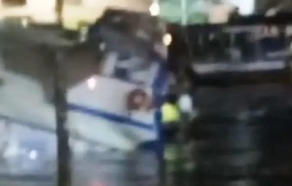 Vídeo: lancha afunda ao lado de cais e assusta tripulantes na Bahia