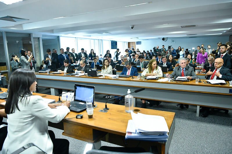 Bolsonaristas Parlamentares escutam à fala da senadora Eliziane Gama durante sessão da CPMI do 8 de Janeiro - Metrópoles