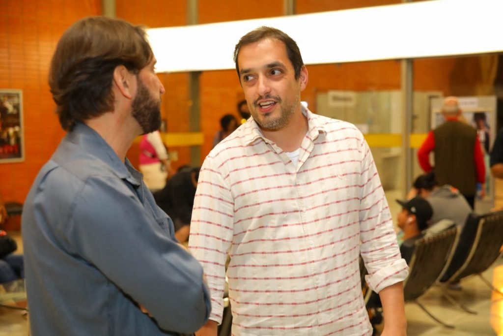 Lino Meireles conversa com André Machado antes da exibição do filme Deus e o Diabo na Terra do Sol 8