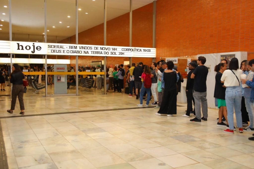 fila para a exibição do filme Deus e o Diabo na Terra do Sol 11