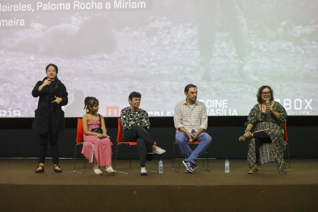 Paloma Rocha com sua bis-neta Lúcia Rocha, Lino Meireles e Míriam Silvestre sobem ao palco para comentar sobre a restauração do filme