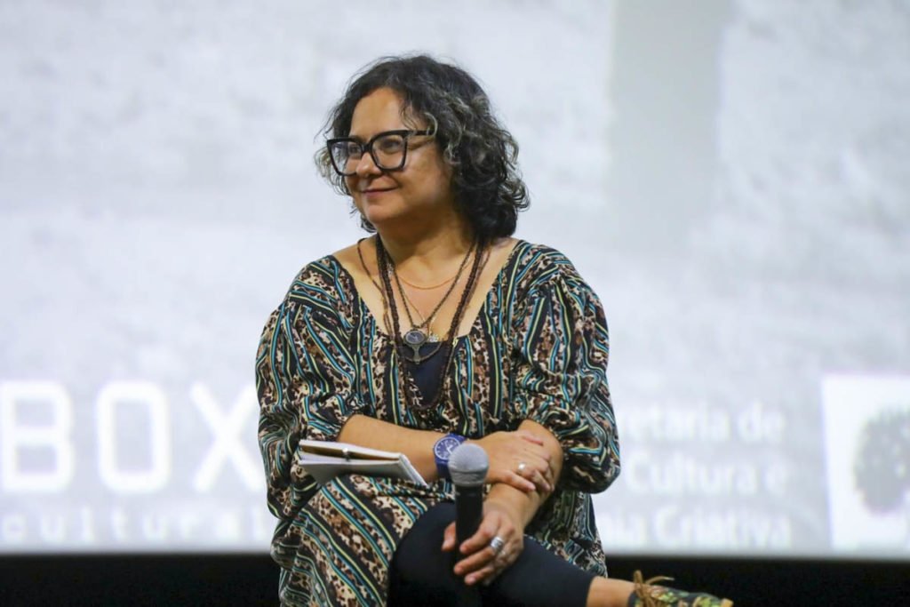 Paloma Rocha com sua bis-neta Lúcia Rocha, Lino Meireles e Míriam Silvestre sobem ao palco para comentar sobre a restauração do filme