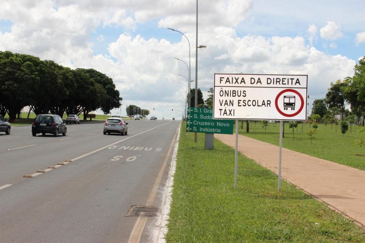 Faixas exclusivas do Eixo Monumental estão liberadas até domingo. Entenda