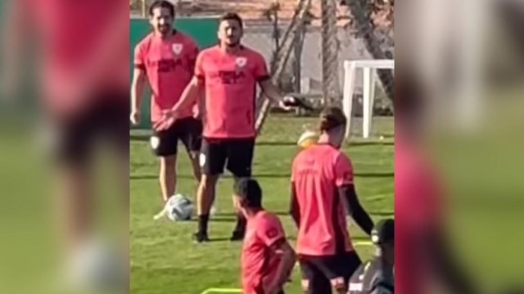 Jogador do América-MG leva arma de brinquedo para treino; assista