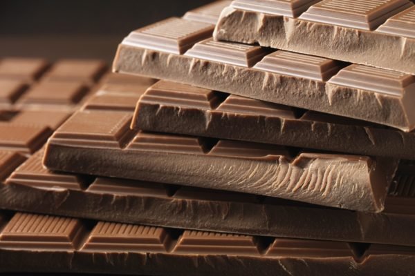 Foto colorida de barras de chocolate empilhadas - Metrópoles