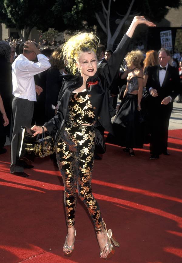 Cyndi Lauper faz 70 relembre looks marcantes da carreira da cantora