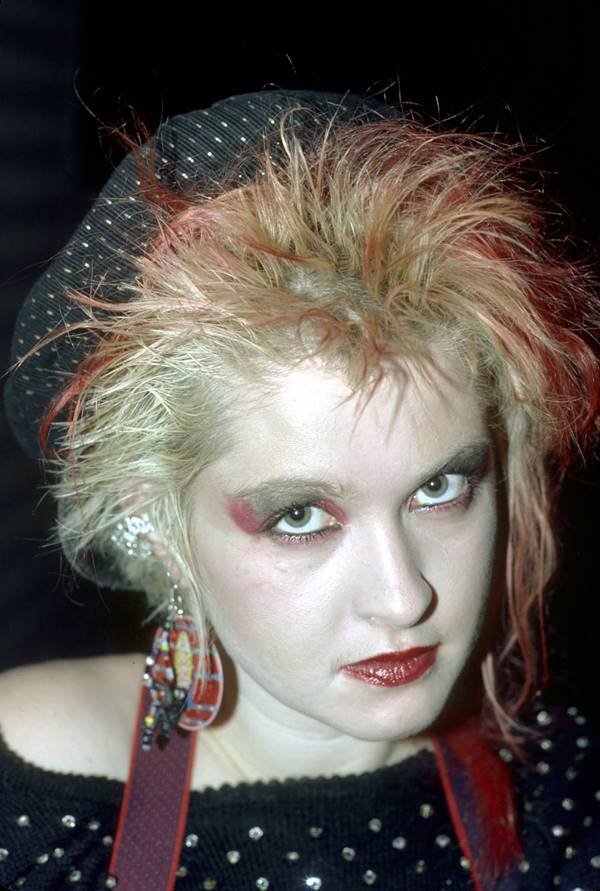 Cyndi Lauper faz relembre looks marcantes da carreira da cantora Metrópoles