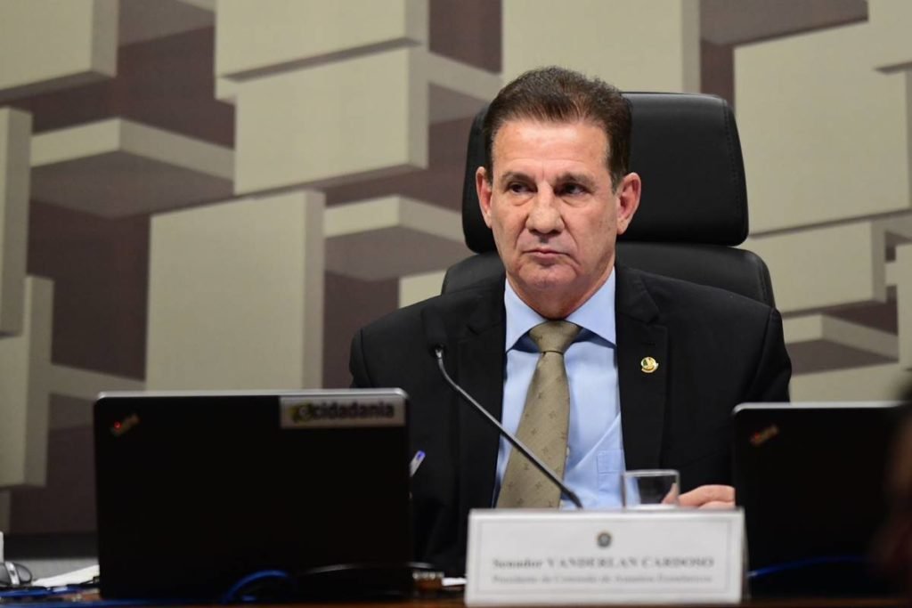 Senador Vanderlan Cardoso observa votação no Senado