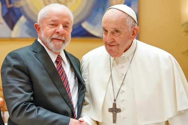 Em tom irônico, general chama papa de “vigário” após encontro com Lula