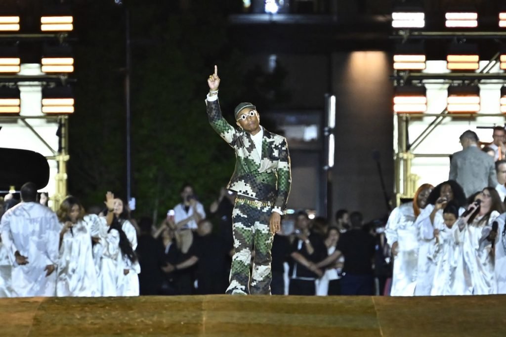 Na imagem com cor, Pharrell no desfile da Louis Vuitton - Metrópoles