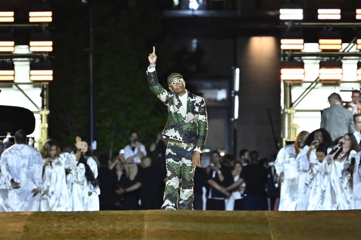 Maisa comparece no desfile Louis Vuitton em São Paulo