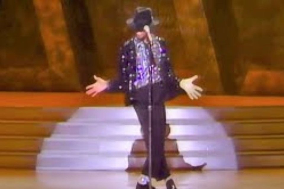 Chapéu do 1º moonwalk de Michael Jackson é vendido por R$ 407 mil